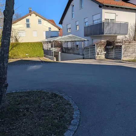 Geraeumige Mit Balkon, Kueche & Parkplatz Nahe Bahnhof