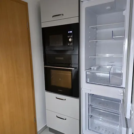 Geraeumige Mit Balkon, Kueche & Parkplatz Nahe Bahnhof