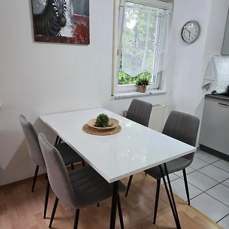 Appartement Geraeumige Mit Balkon, Kueche & Parkplatz Nahe Bahnhof