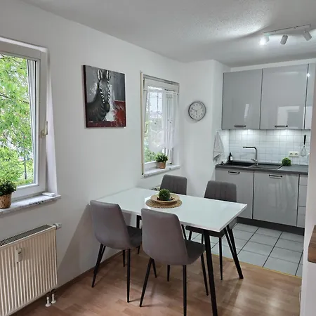 Geraeumige Mit Balkon, Kueche & Parkplatz Nahe Bahnhof