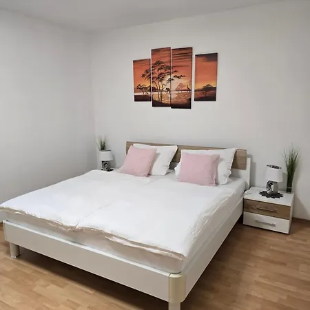 Geraeumige Mit Balkon, Kueche & Parkplatz Nahe Bahnhof Appartement