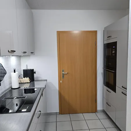 Geraeumige Mit Balkon, Kueche & Parkplatz Nahe Bahnhof