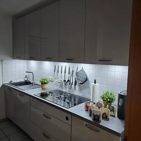 Geraeumige Mit Balkon, Kueche & Parkplatz Nahe Bahnhof Appartement *
