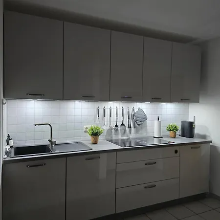 Geraeumige Mit Balkon, Kueche & Parkplatz Nahe Bahnhof