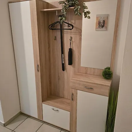 Geraeumige Mit Balkon, Kueche & Parkplatz Nahe Bahnhof