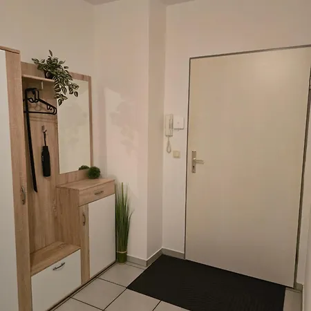 Geraeumige Mit Balkon, Kueche & Parkplatz Nahe Bahnhof