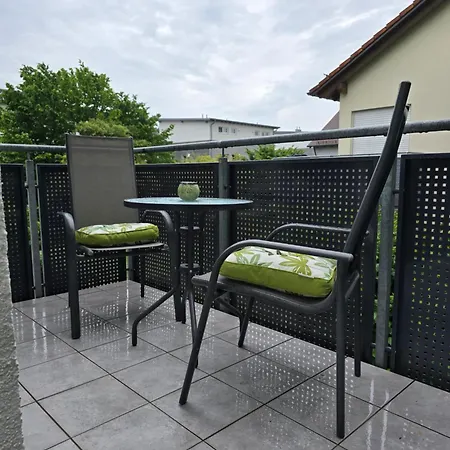 Apartmán Geraeumige Mit Balkon, Kueche & Parkplatz Nahe Bahnhof
