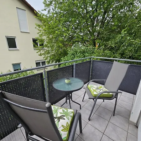 Apartmán Geraeumige Mit Balkon, Kueche & Parkplatz Nahe Bahnhof *