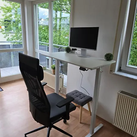 Appartement Geraeumige Mit Balkon, Kueche & Parkplatz Nahe Bahnhof