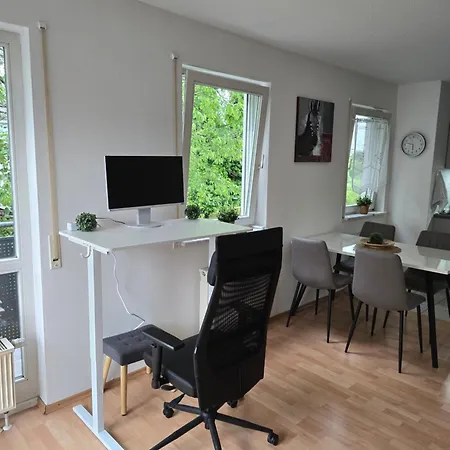 Geraeumige Mit Balkon, Kueche & Parkplatz Nahe Bahnhof