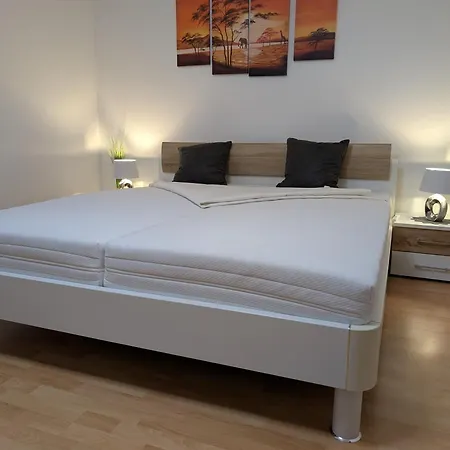 Geraeumige Mit Balkon, Kueche & Parkplatz Nahe Bahnhof *