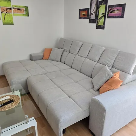 Geraeumige Mit Balkon, Kueche & Parkplatz Nahe Bahnhof *